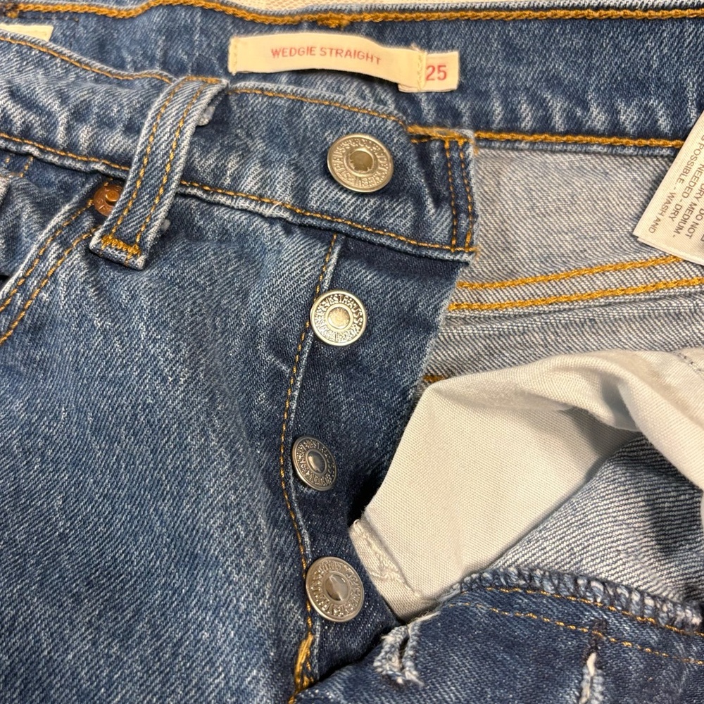 NWOT Levi's Medium Wash Wedgie Icon Fit Straight Leg Jeans - Picture 8 of 14